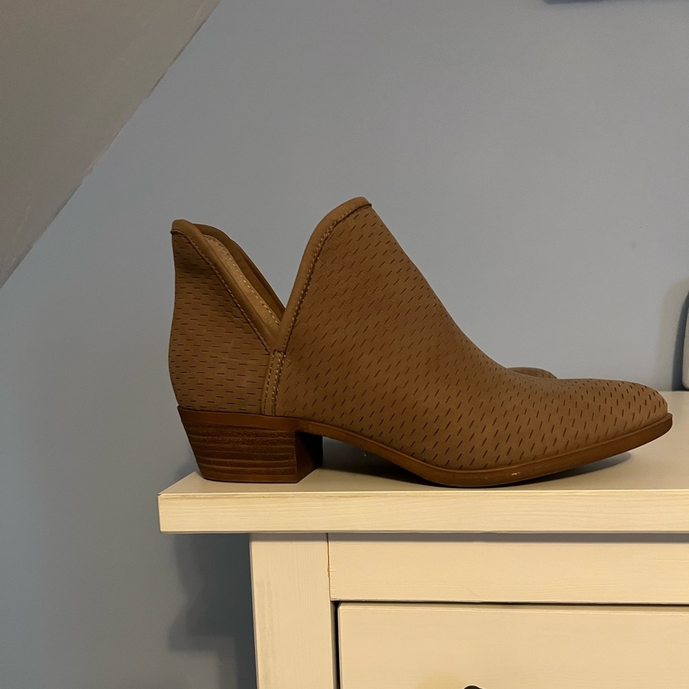 Lucky brand Bailey size 9.5 new without box